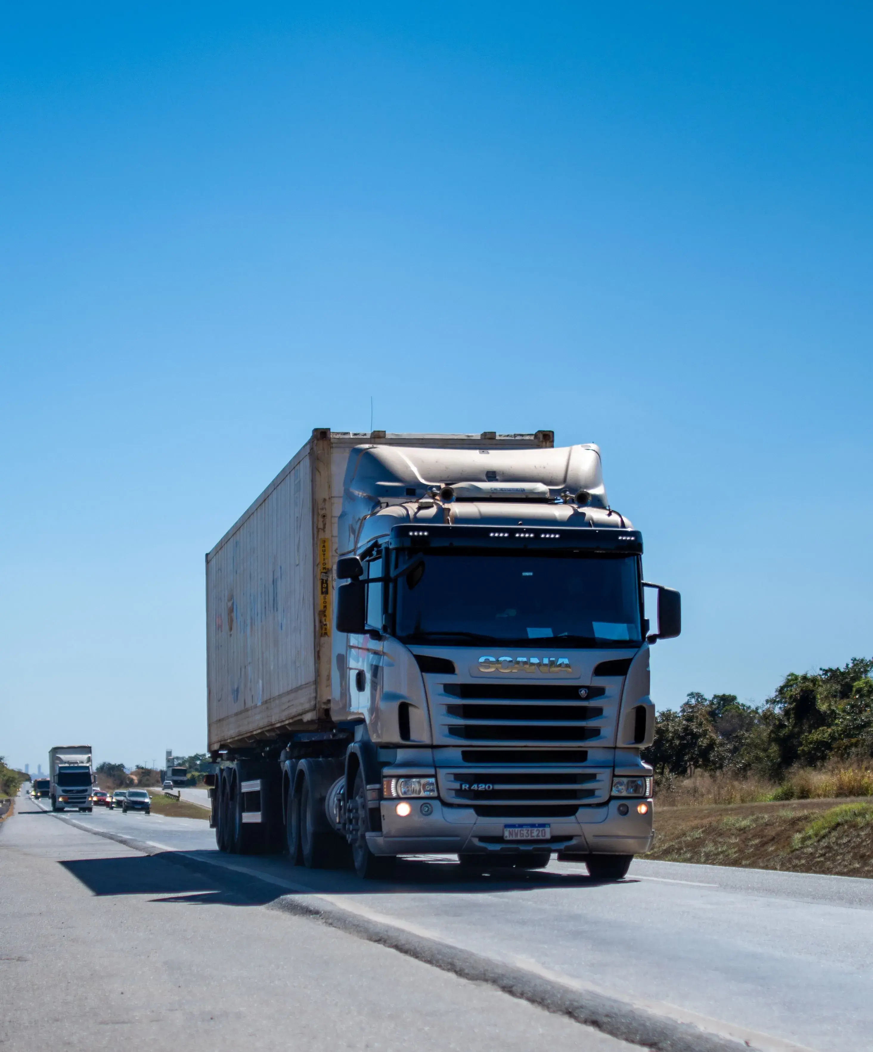 Amplo armazém logístico com prateleiras altas